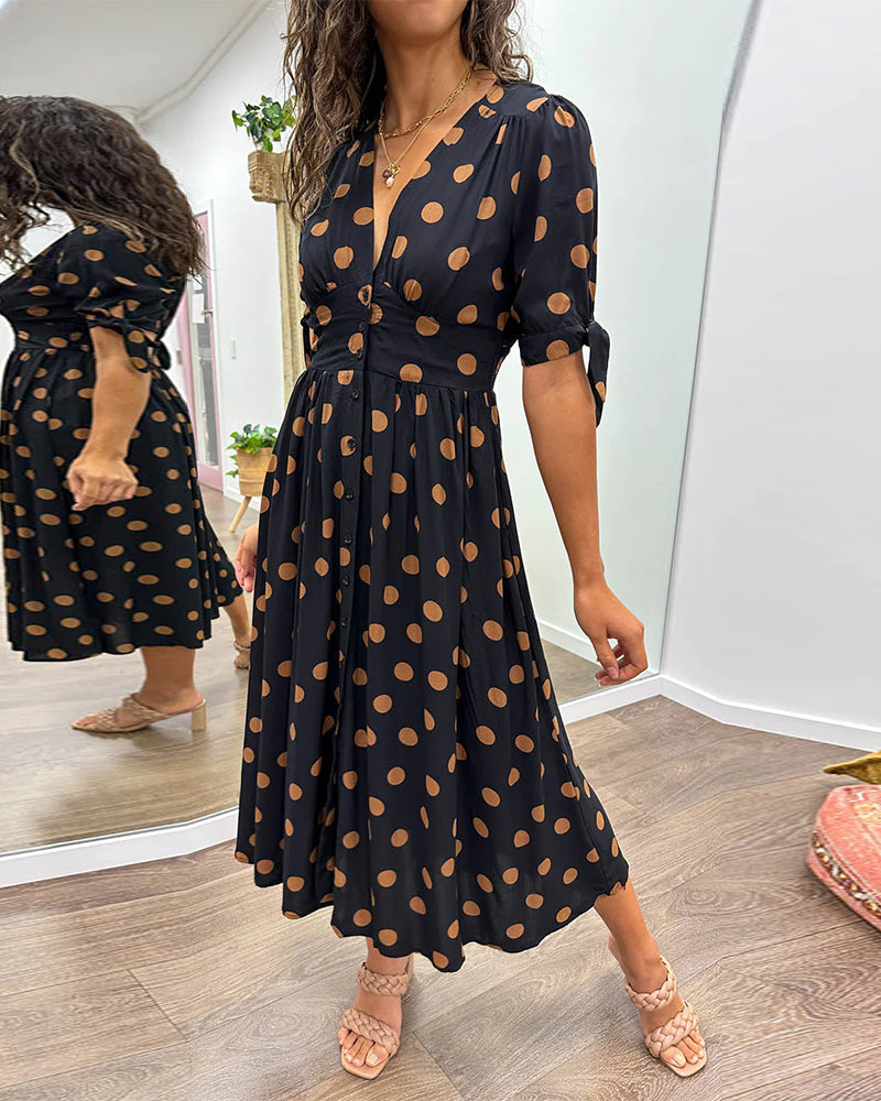 Mina | Pilkullinen mekko ja V-pääntie