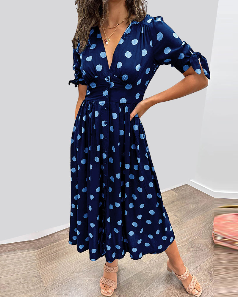 Mina | Pilkullinen mekko ja V-pääntie