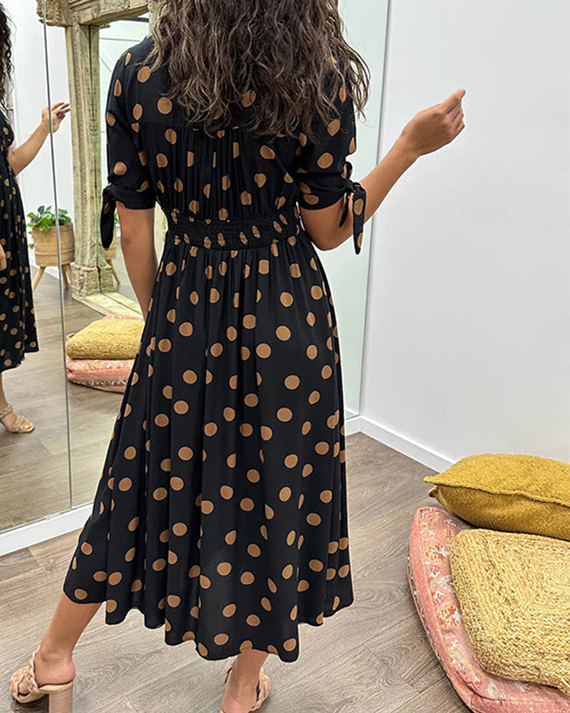 Mina | Pilkullinen mekko ja V-pääntie